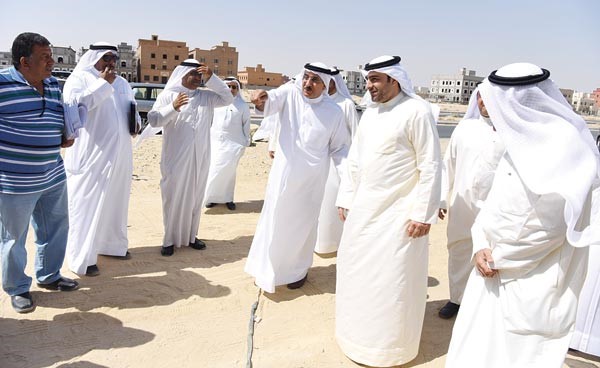 م.أحمد الجسار وياسر أبل  خلال جولتهما في مدينة  صباح الأحمد السكنية