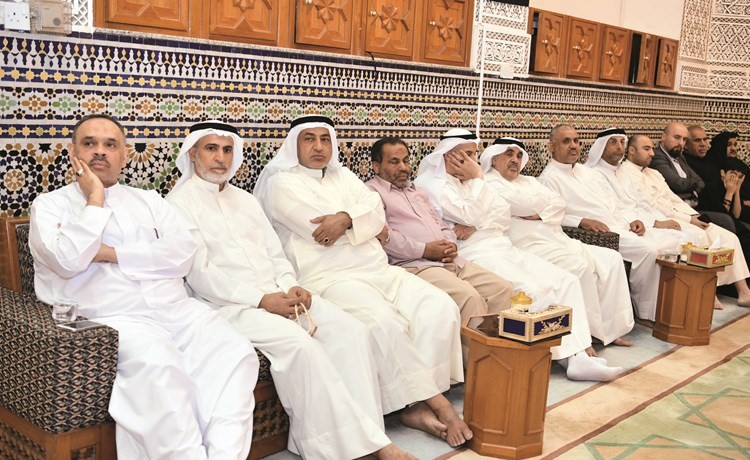 عدد من رواد الحسينية الجعفرية خلال المشاركة في احياء الليلة الثالثة من المحرم﻿
