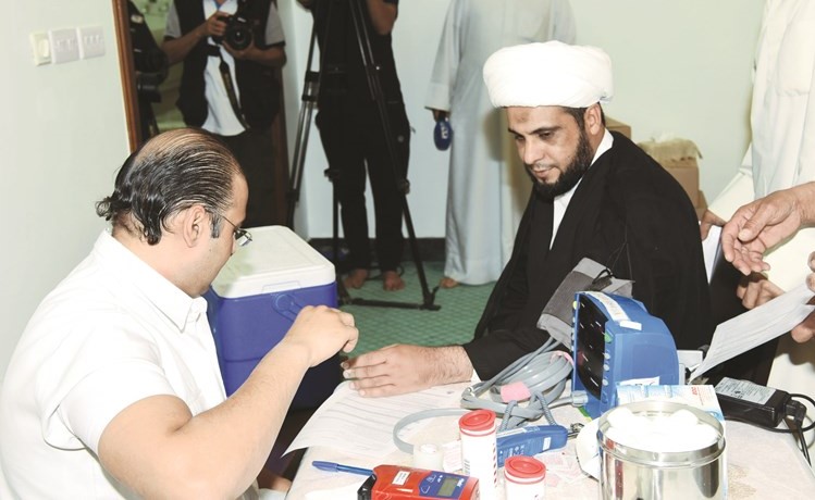 الشيخ سعد الفوزان خلال الفحص الطبي قبل التبرع﻿