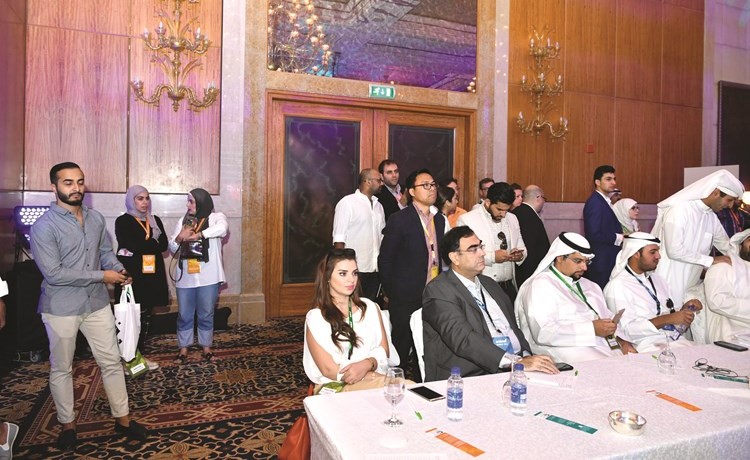 عدد من الحضور ويبدو فادي مونس