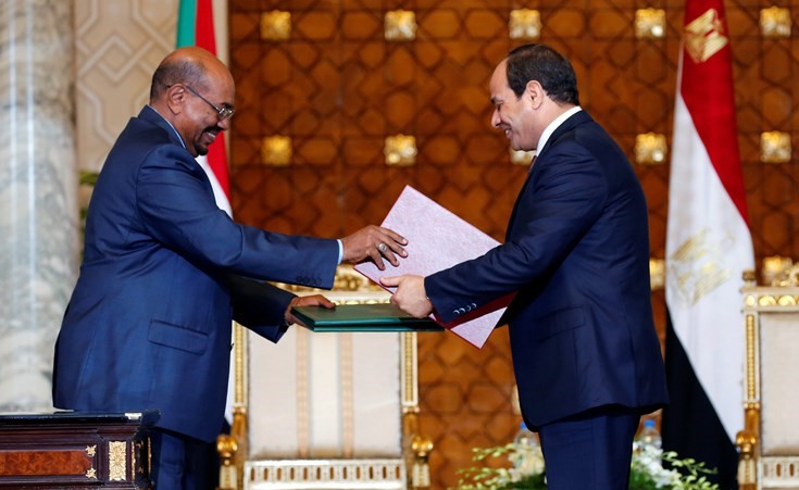  الرئيس عبدالفتاح السيسي يتبادل مع نظيره السوداني عمر البشير وثائق اتفاقية الشراكة الجديدة في قصر الاتحادية 	افپ﻿