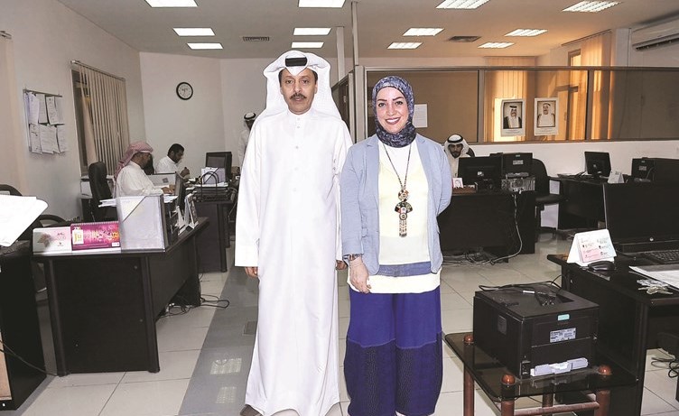 مدير الرقابة التجارية وحماية المستهلك عبدالله المعصب مع رئيس قسم العروض ندى الفضالة في مبنى ادارة حماية المستهلك﻿
