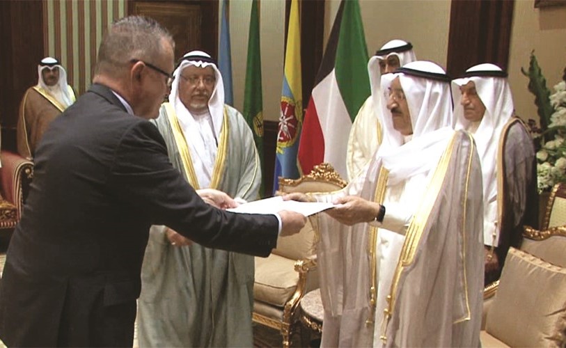 صاحب السمو متسلما اوراق اعتماد السفير السويدي يان ثيسليف ﻿