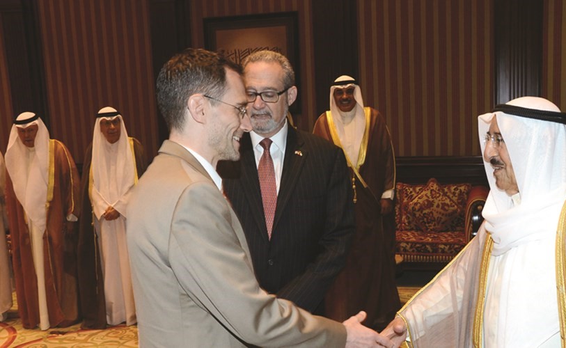 صاحب السمو الامير مصافحا نائب السفير الاميركي﻿