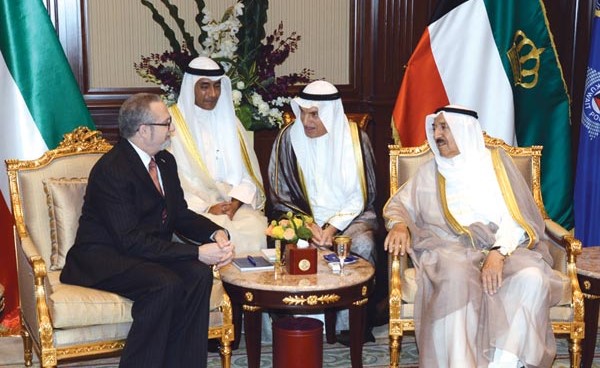 صاحب السمو الأمير الشيخ صباح الأحمد مستقبلا السفير الأميركي لورانس روبرت سيلفارمان ويبدو المستشار محمد أبو الحسن 