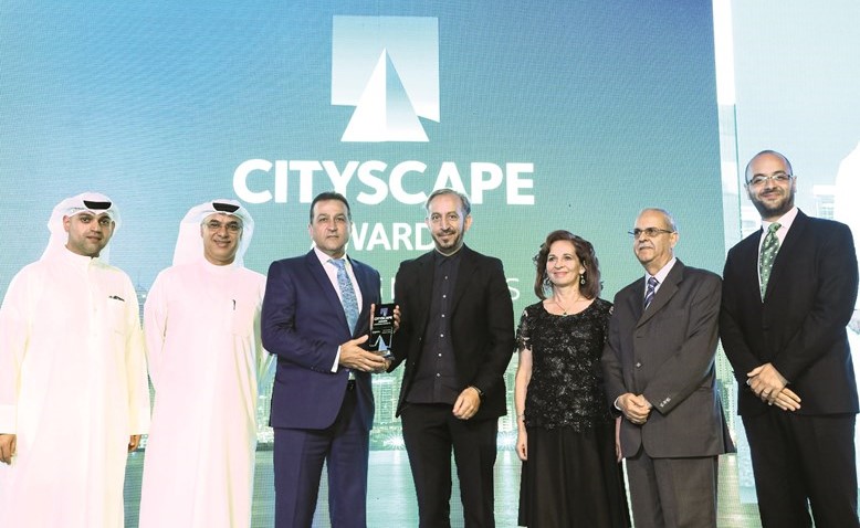 احمد قاسم نائب الرئيس التنفيذي يستلم الجائزة بالنيابة عن شركة العقارات المتحدة﻿