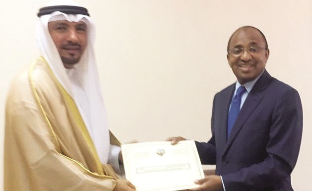وزير الدفاع التنزاني خلال لقائه السفير جاسم الناجم﻿