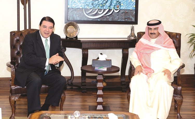 الشيخ مبارك الدعيج مع السفير المكسيكي ميغيل انخيل ﻿