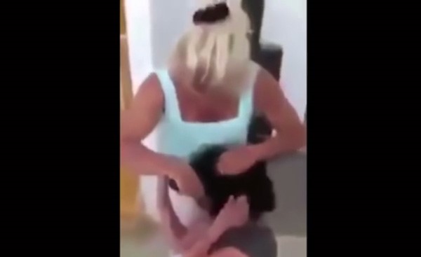 بالفيديو.. أكثر من مليوني مشاهدة لأم تجز شعر ابنتها بسبب السرطان.. من أقسى الوالدة ام الابنة؟