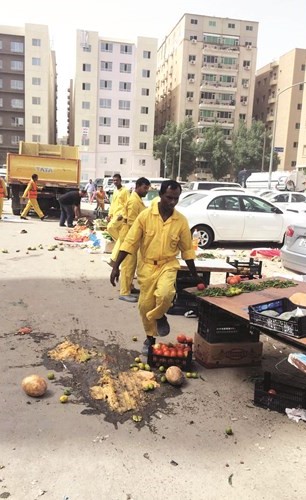 جانب من عملية مصادرة الخضراوات﻿