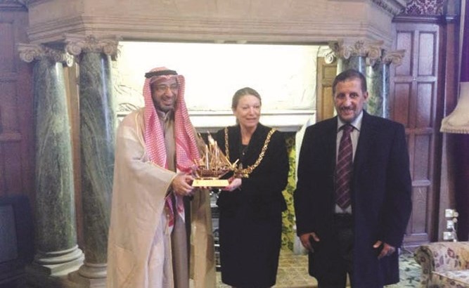 دعصام الفليج مكرما محافظ شيفيلد بحضور دمطلق القراوي﻿