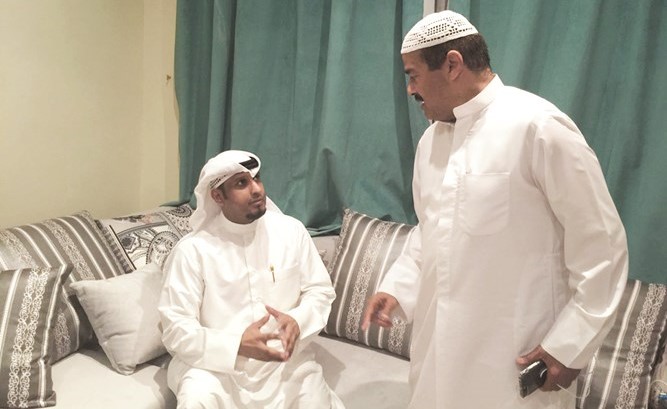 الفنان القدير عبدالرحمن العقل والفنان خالد العجيرب في احد المشاهد﻿