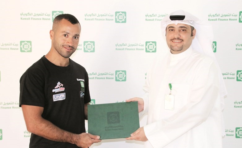 البطل الرياضي اثناء اعلان الشراكة مع بيتك ﻿