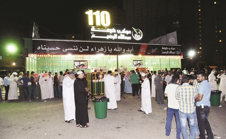 توزيع الطعام والشراب على الحضور ﻿