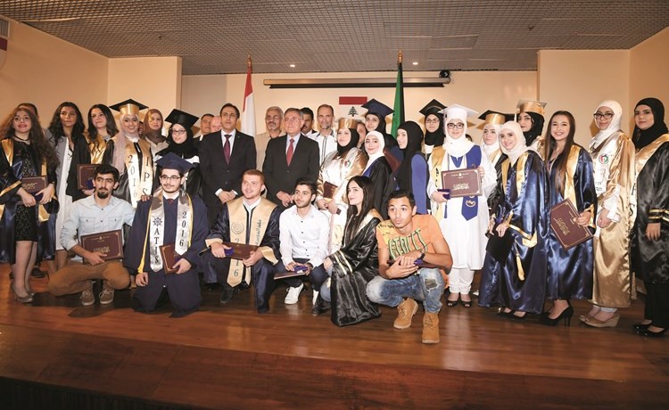 الرئيس فؤاد السنيورة ورئيس البعثة اللبنانية ماهر خير مع عدد من افراد الجالية خلال الاحتفال امس الاول 	محمد هاشم﻿