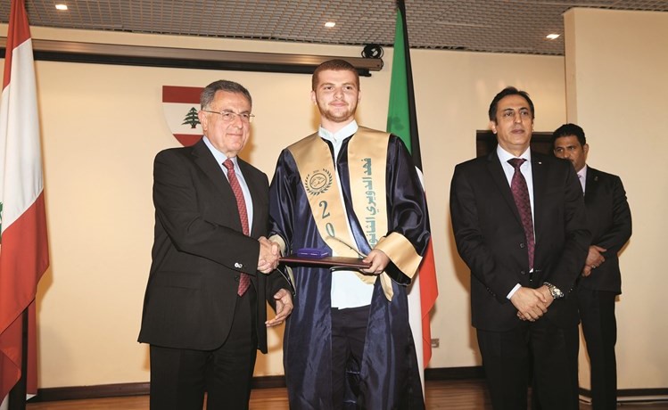 السنيورة مكرما احد الطلاب الفائقين﻿