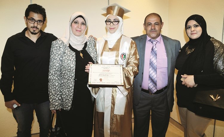 رندا حسام الشامي مع اسرتها﻿