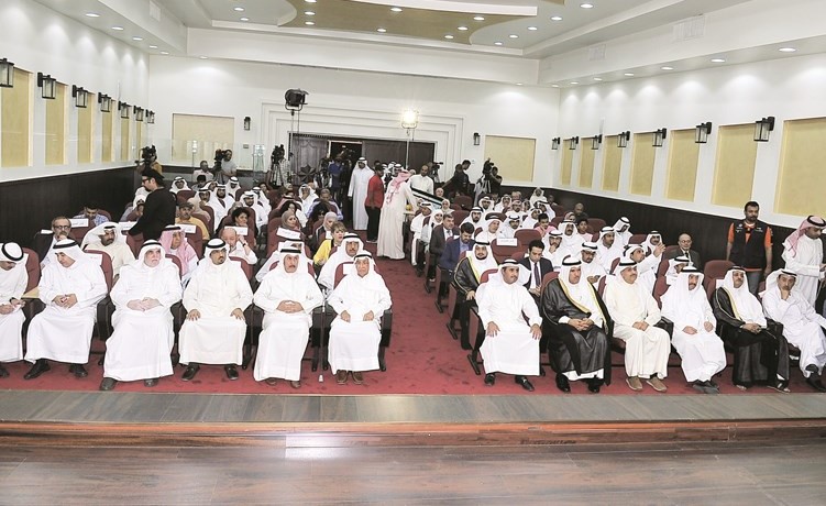 الشيخ سلمان الحمود وطارق المزرم وطلال الرميضي في مقدمة الحضور	 زين العابدين علام﻿