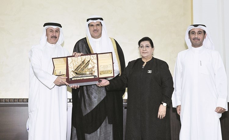 د خليفة الوقيان يتسلم تكريمه	﻿