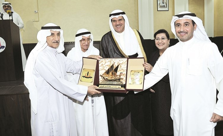 الشيخ سلمان الحمود مكرما فاضل خلف﻿