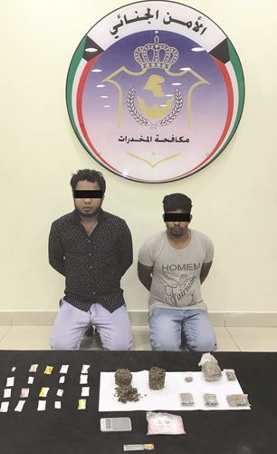 المتهمان وامامهم المضبوطات﻿