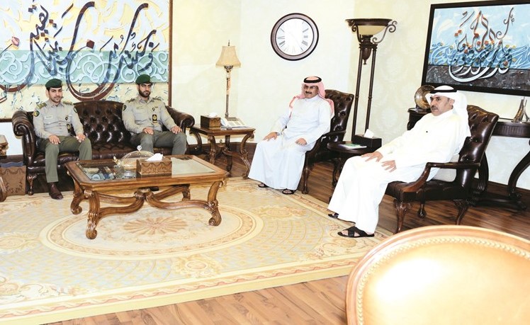 الشيخ مبارك الدعيج مستقبلا وفد الحرس الوطني برئاسة الرائد احمد حسن ﻿