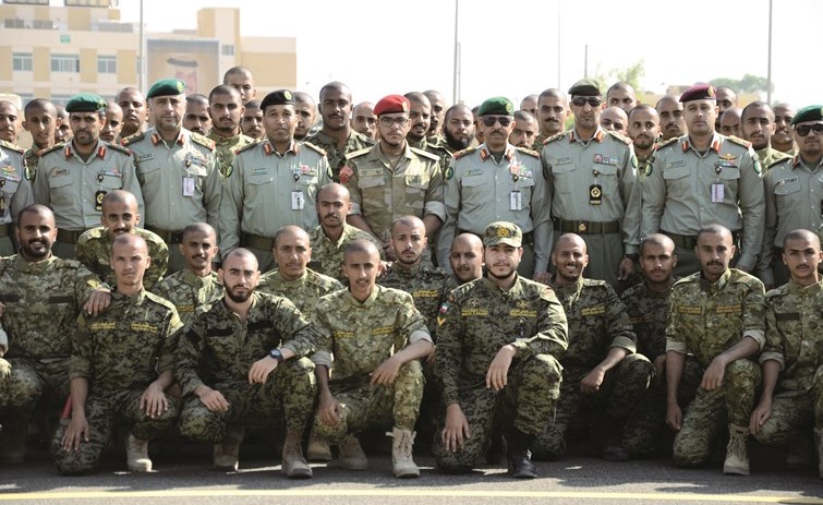 اللواء الركن فالح شجاع مع عدد من الضباط والمشاركين بالدورات في لقطة جماعية﻿