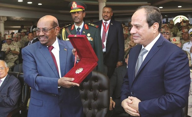 الرئيس المصري عبد الفتاح السيسي يمنح الرئيس السوداني عمر البشير نجمة الشرف لمشاركته في حرب اكتوبر﻿