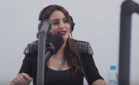 بالفيديو.. رد فعل مذيعة غازلها مطرب لبناني وطلب يدها على الهواء