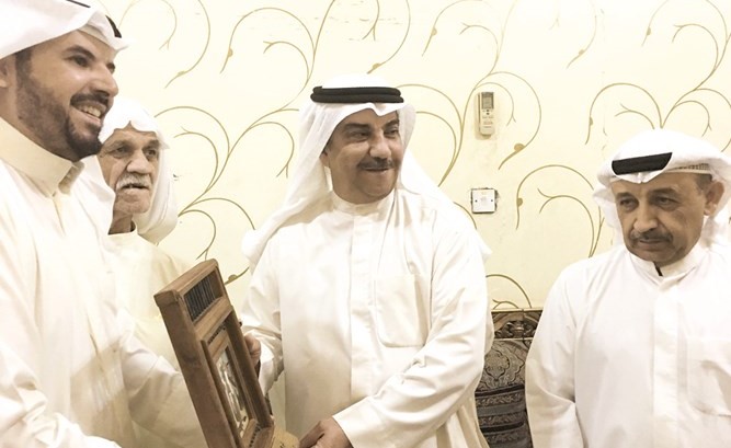 الكندري والخليفة يكرمان جمال الكاظمي ﻿