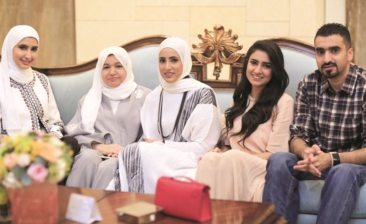 دديما الوقيان مع افراد عائلتها بحفل التكريم ﻿