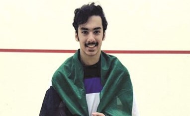 محمد التركي حاملا علم الكويت بعد فوزه في المباراة النهائية﻿
