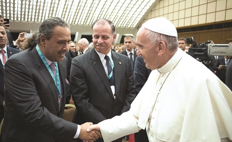 الشيخ احمد الفهد يصافح البابا فرانسيس ﻿