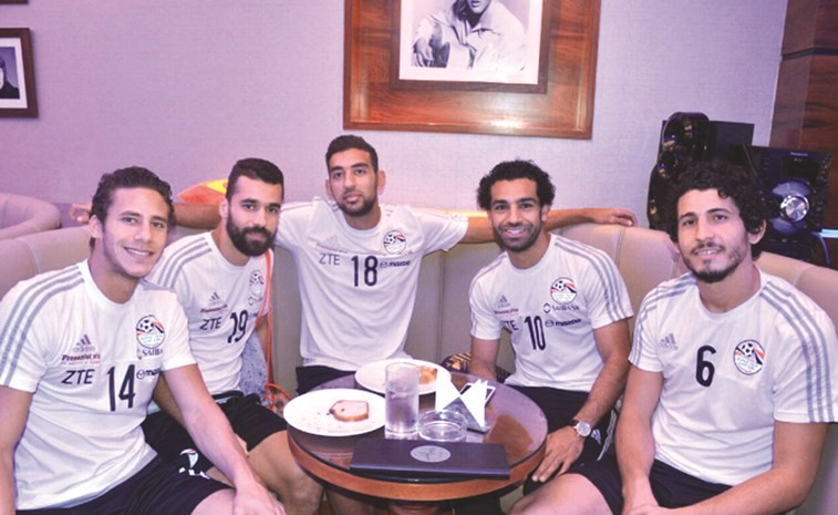 محمد صلاح يتوسط لاعبي منتخب مصر في مقر اقامة الوفد ﻿