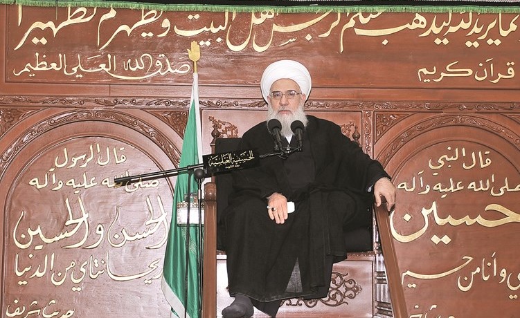 الامام في الحسينية العباسية ملقيا خطبته﻿