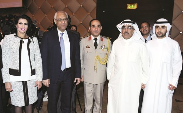 السفير ياسر عاطف والعميد اركان حرب هشام المسيك مع نائب رئيس التحرير الزميل عدنان الراشد والزميل يوسف الابراهيم وفاطمة العازمي﻿