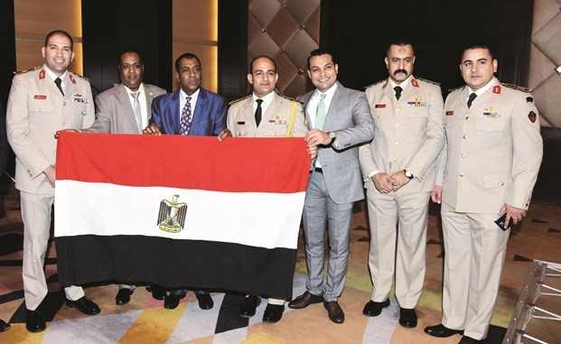 علم مصر يرفعه عدد من اركان المكتب العسكري المصري وعدد من المشاركين في الحفل﻿