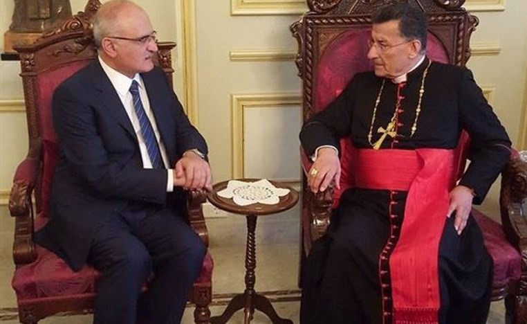 البطريرك بشارة الراعي مستقبلا وزير المال علي حسن خليل في بكركي امس﻿