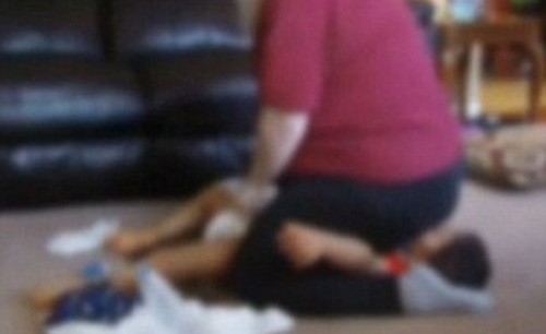 بالفيديو: شعرت بتغيّر سلوك طفلها فوضعت كاميرات خفية.. وهذا ما شاهدته