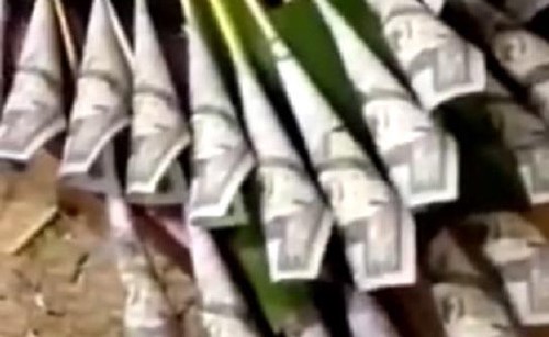 بالفيديو.. عمال محل هدايا في السعودية يجهزون "باقة" ورد مزينة بالأموال تلبية لطلب زبون