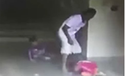 بالفيديو.. رجل يهاجم طفلاً بوحشية بعدما ظن أنه ضرب ابنه