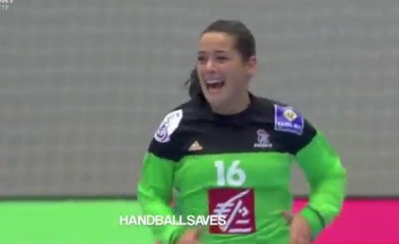 بالفيديو.. حارسة مرمى المنتخب الفرنسي تسجل هدفاً مذهلاً
