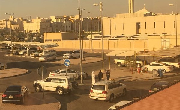 عناصر الداخلية أمام مخفر منطقة عبدالله المبارك