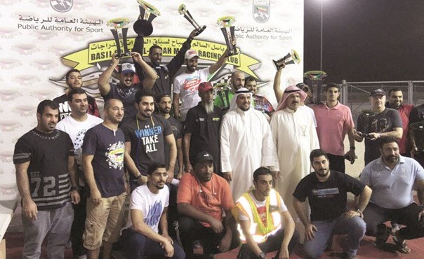 الابطال على منصة التتويج مع مدير النادي سيف المطيري﻿
