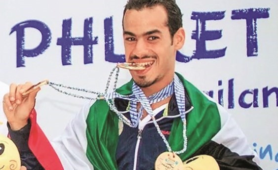  عبدالله الفاضل فرحا بالفوز ﻿
