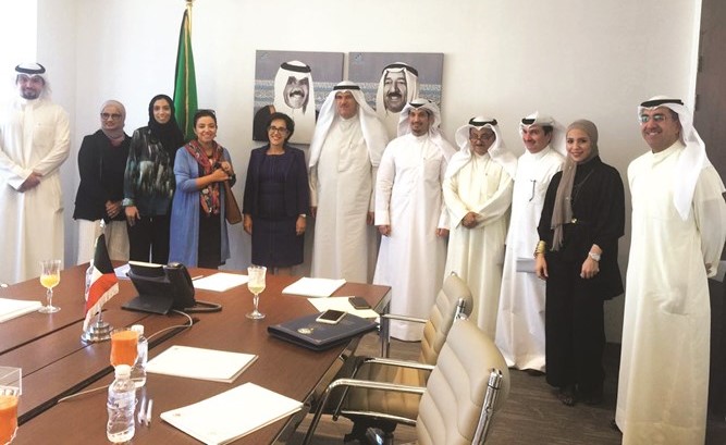 الشيخ سلمان الحمود مستقبلا زينب بنجلون﻿