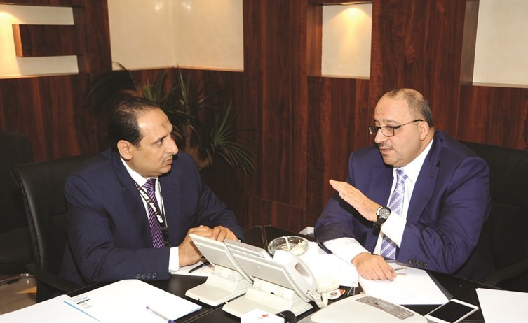 الوزير المفوض التجاري المصري في الكويت مدحت عادل متحدثا الى الزميل اسامة ابو السعود	هاني الشمري﻿