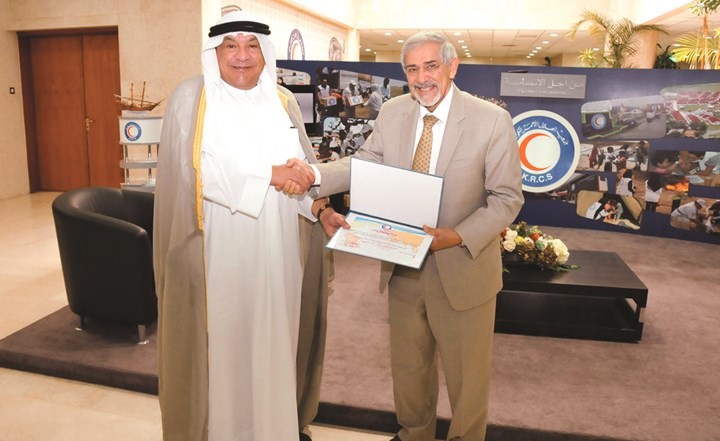 دهلال الساير يقدم شهادة شكر وتقدير الى قتيبة الغانم﻿