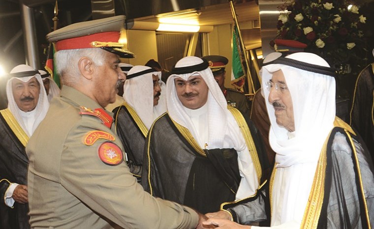 وسموه مصافحا الفريق الركن محمد الخضر﻿