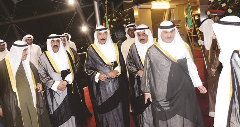 الشيخ جابر العبدالله والشيخ فيصل السعود والشيخ مشعل الاحمد وسمو الشيخ ناصر المحمد والشيخ خالد العبدالله في وداع صاحب السمو الامير ﻿